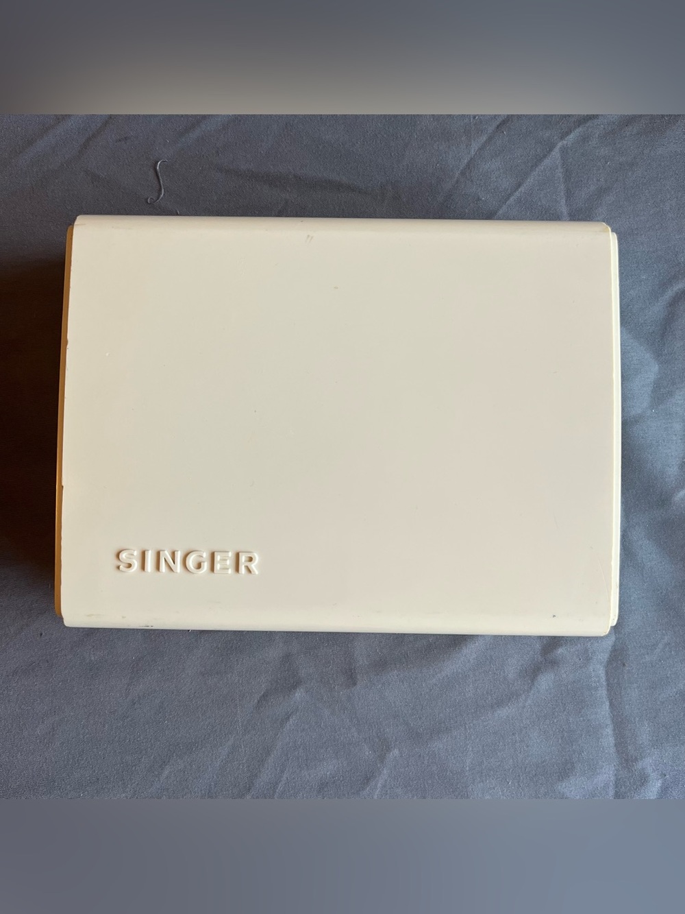 Vintage Singer White Plastic Sewing Machine Accessories Case w/Parts 7x5x1.5”